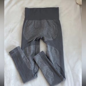 Stretchy, comfy leggings! Rarely used.